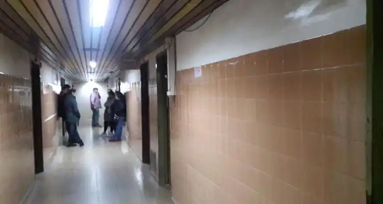 Joven de 19 años fue llevada a su casa desnuda y en shock, la examinan en el Hospital