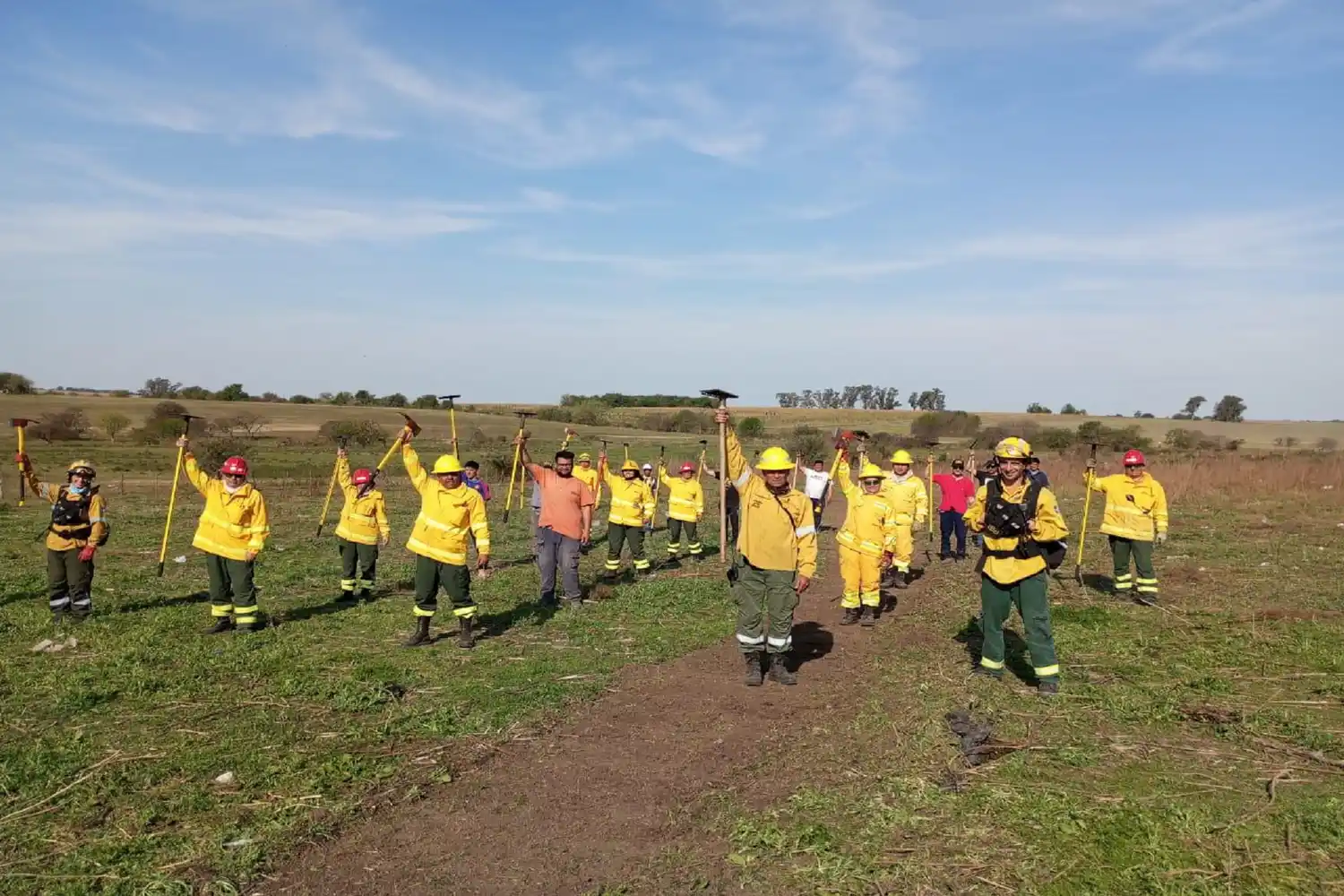 Capacitan en combate de incendios forestales a bomberos y personal municipal