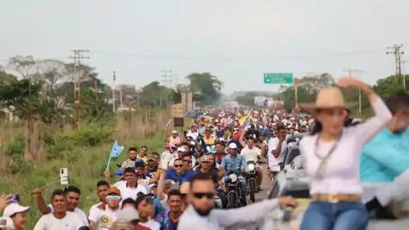 María Corina Machado también sorteó obstáculos en el llano: bloqueos e insultos no la amilanaron (VIDEO)