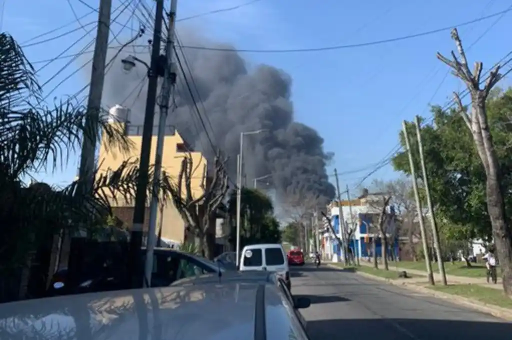 Trabajan dotaciones de bomberos de Avellaneda y Lanús