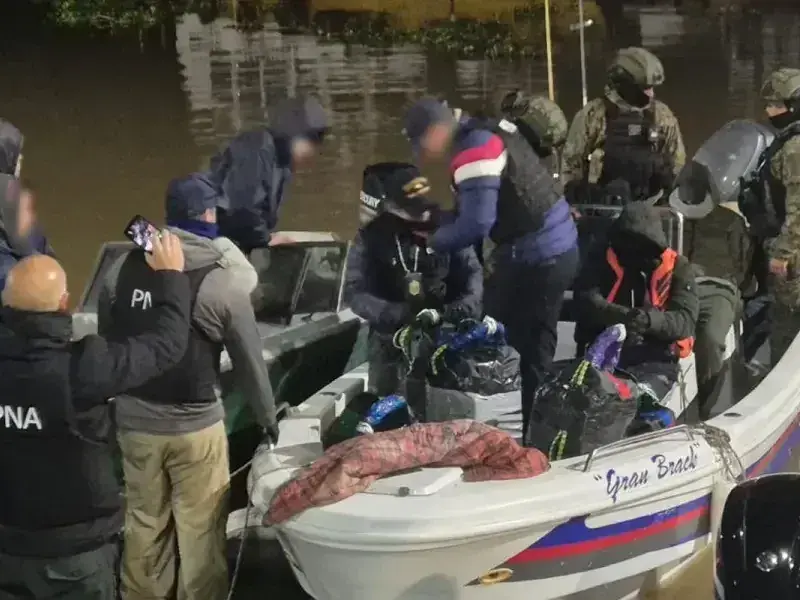 Secuestraron casi 500 kilos de cocaína en un operativo sobre el río Paraná y detuvieron a cinco personas.