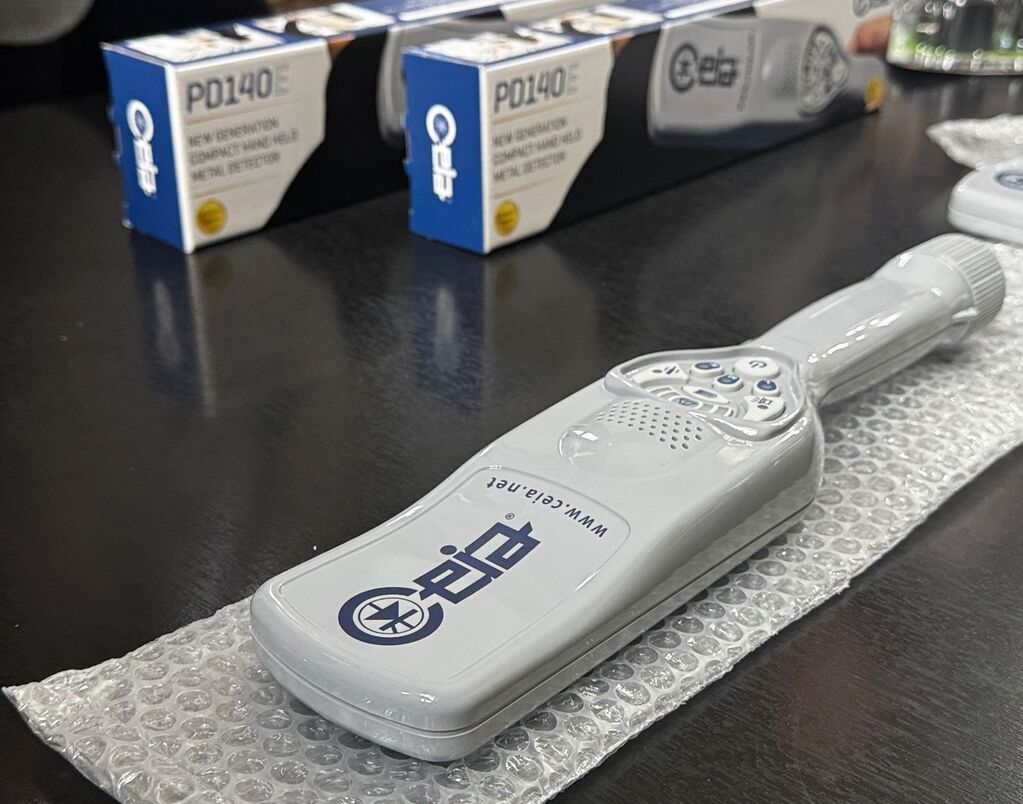 El detector de metales PD140E combina características de gran ergonomía y fiabilidad, con funciones avanzadas de detección y de señalización para el operador.