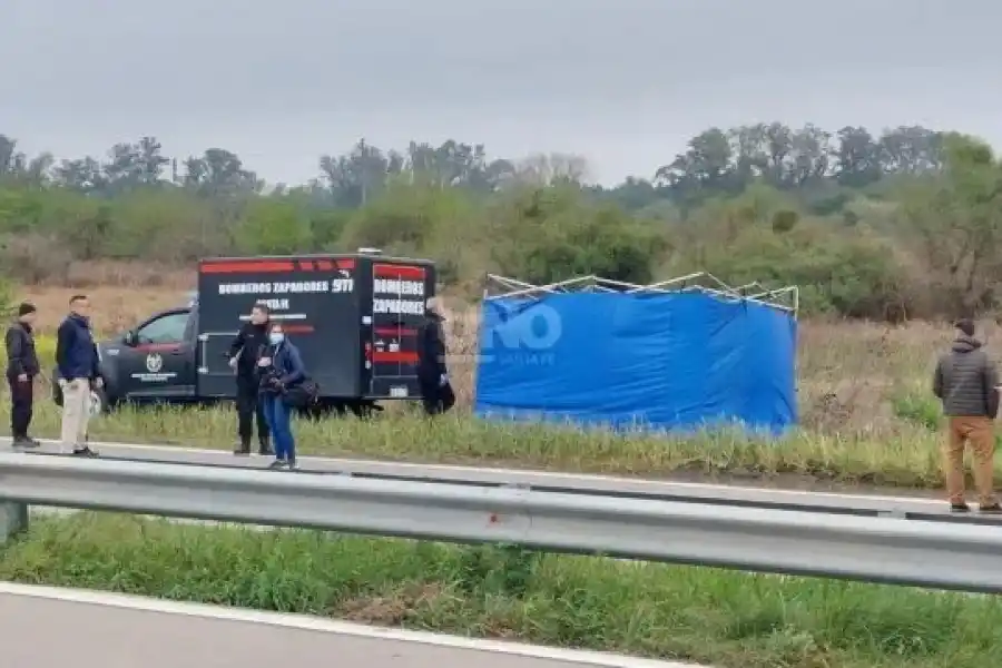 Hallaron a un hombre muerto en Circunvalación: investigan si fue asesinado o lo chocaron