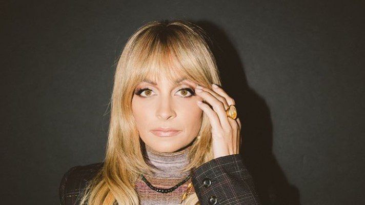 Nicole Richie canta cumpleaños y se incendia (Video)
