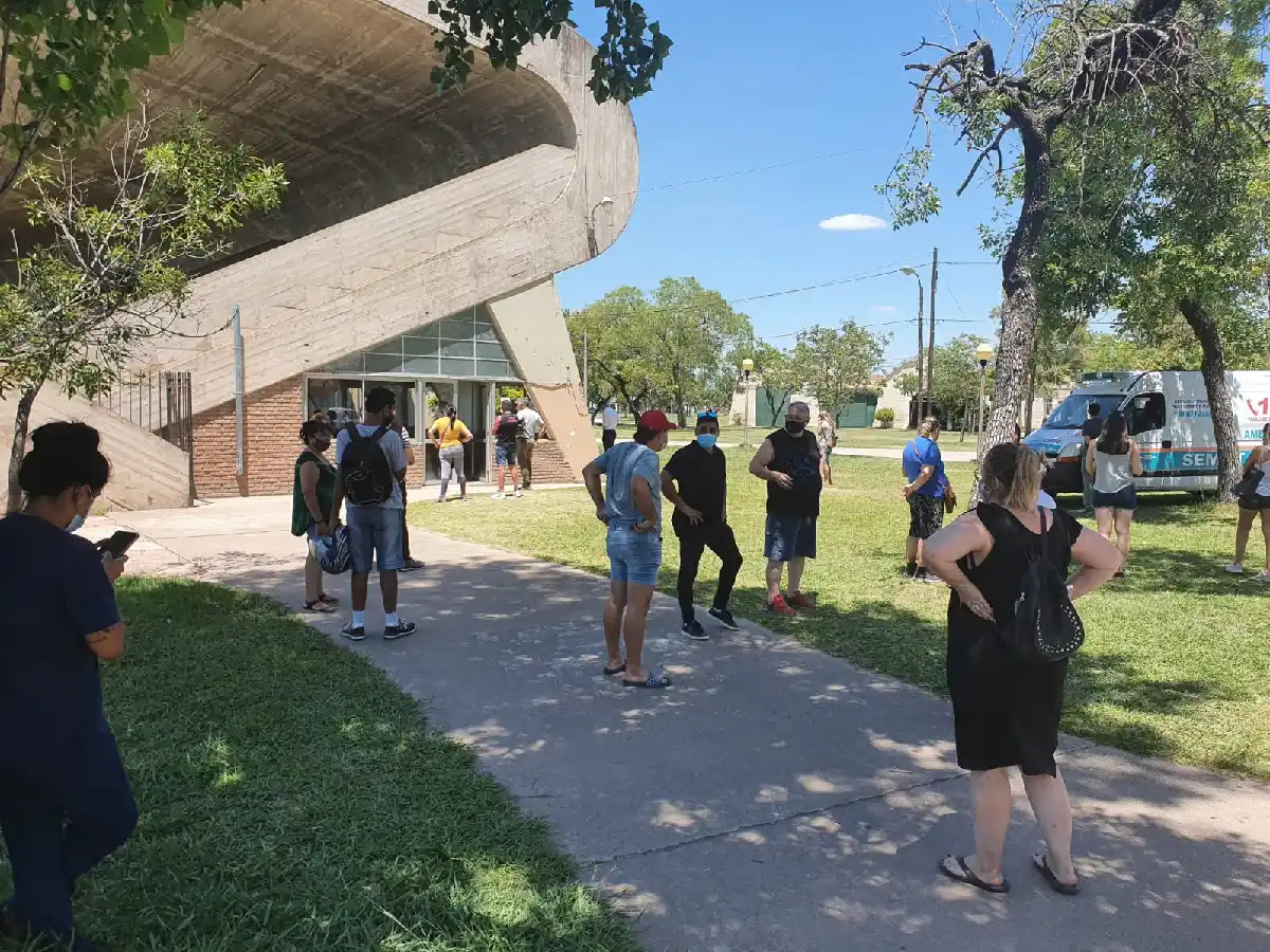 El COE pide voluntarios para  enfrentar la tercera ola de covid: “Se vienen semanas complicadas” 