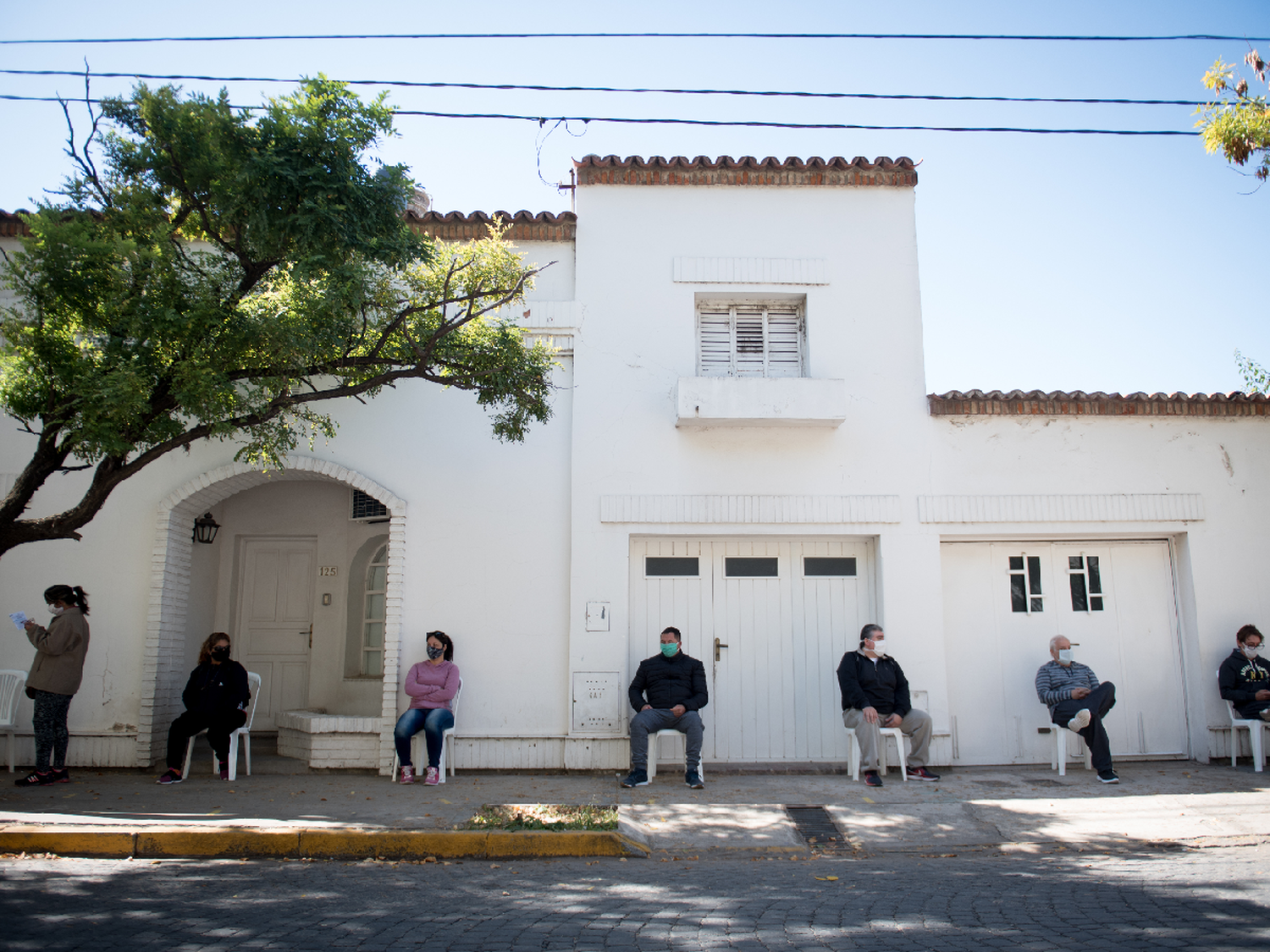 Con barbijo y distanciados, pero  más relajados en la cuarentena       