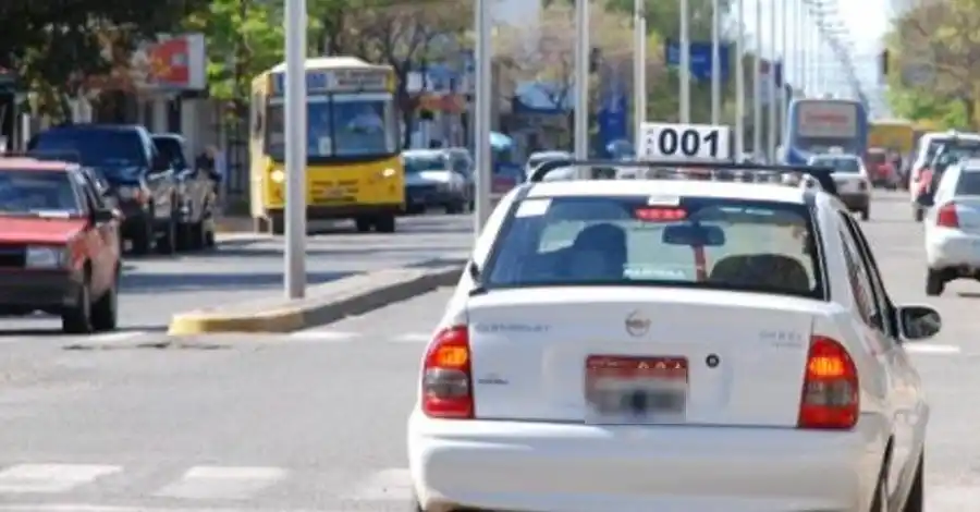 Asaltó a un taxista con un destornillador y su padre lo entregó a la policía