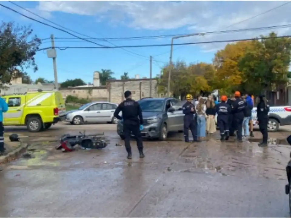 Duro choque entre un auto y una moto.
