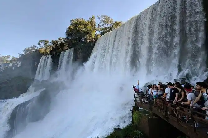 Por la crecida de río Iguazú, cerraron temporalmente el circuito a Garganta del Diablo