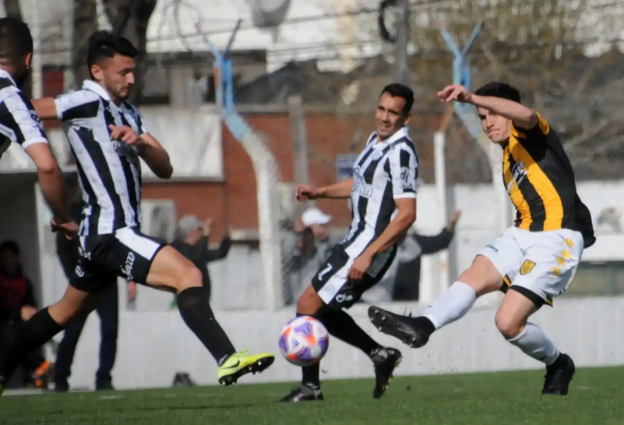 Un partido lleno de emociones, con mucho público en el San Martín, que vivió de cerca el empate 2 a 2.