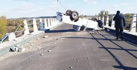 Camioneta volcó en el Puente Alvear