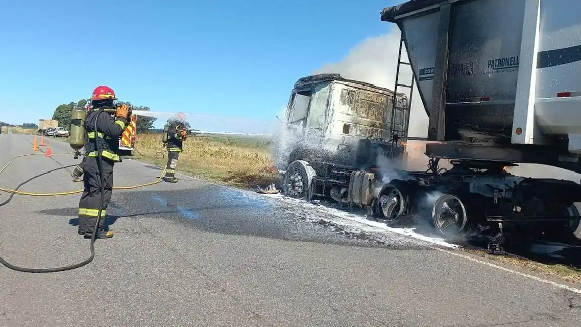 Bomberos La Dulce. Intervino en el incendio del vehículo de cargas, pero no hubo heridos