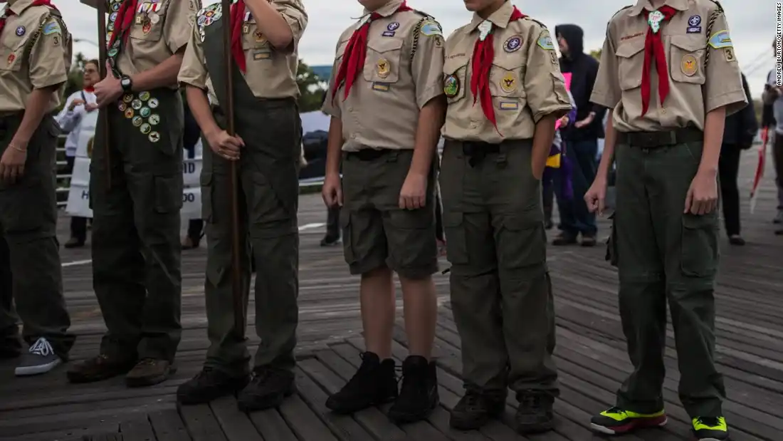 Los Boy Scouts cambian de nombre a medida que las niñas se unen