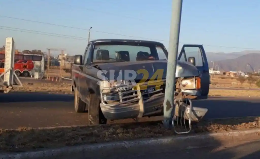 Una mujer alcoholizada se estrelló contra un poste de luz