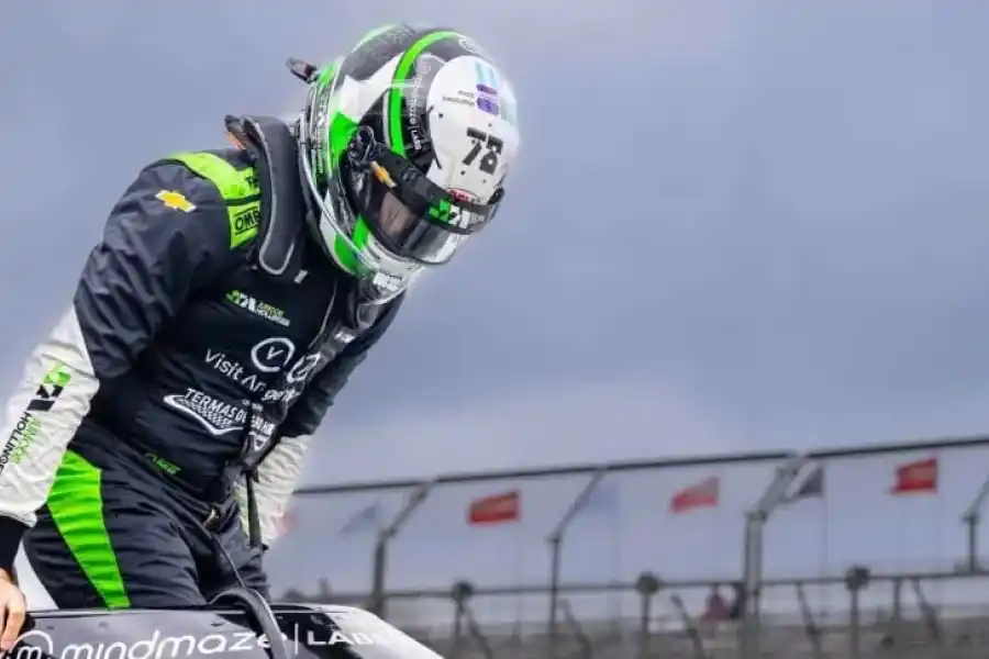 Canapino abandonó tras liderar la competencia en la IndyCar