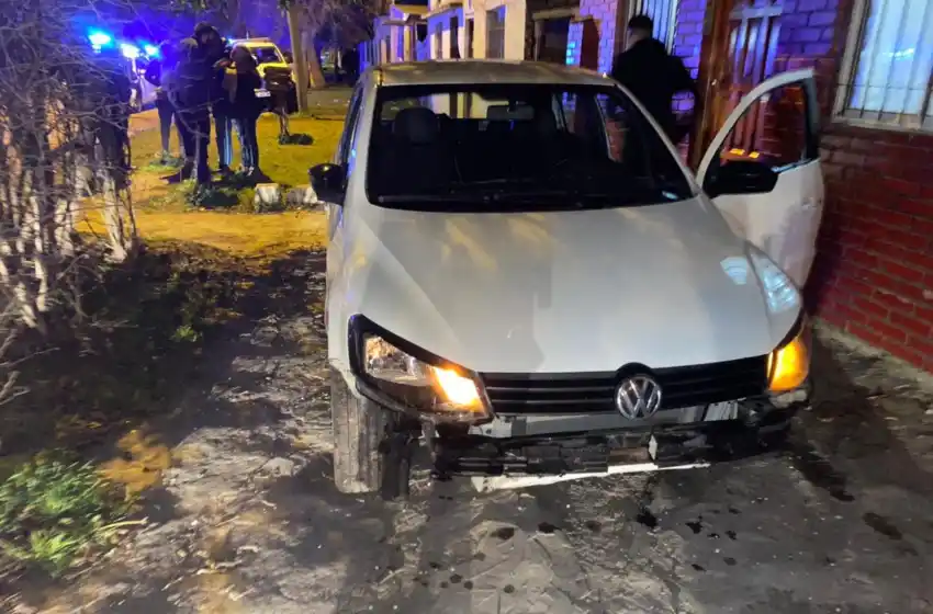 Borracho, quiso evadir a la policia y chocó a dos patrulleros