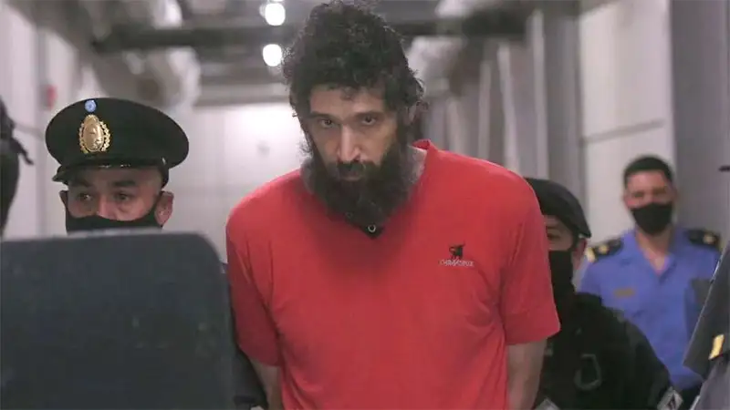 El "hombre gato" mató a su madre y a su tía: desalojaron la sala porque no para de maullar