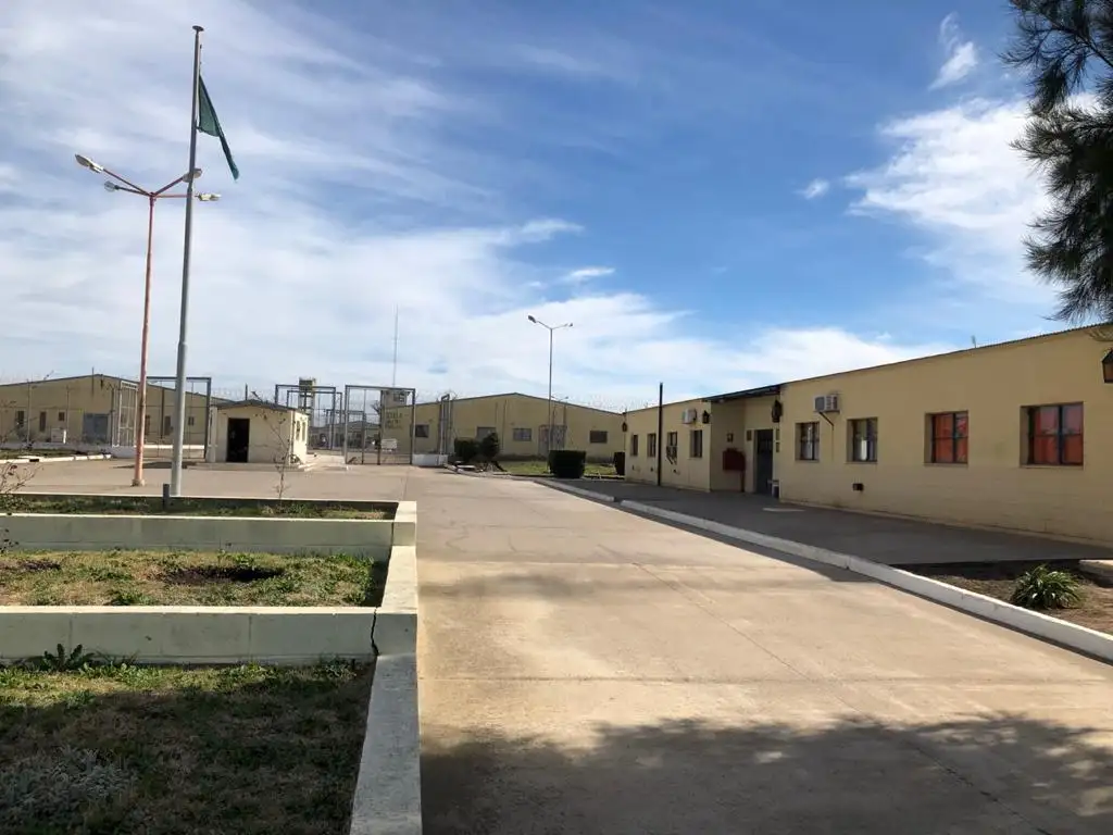Tres alambrados perimetrales separan a los internos del afuera.