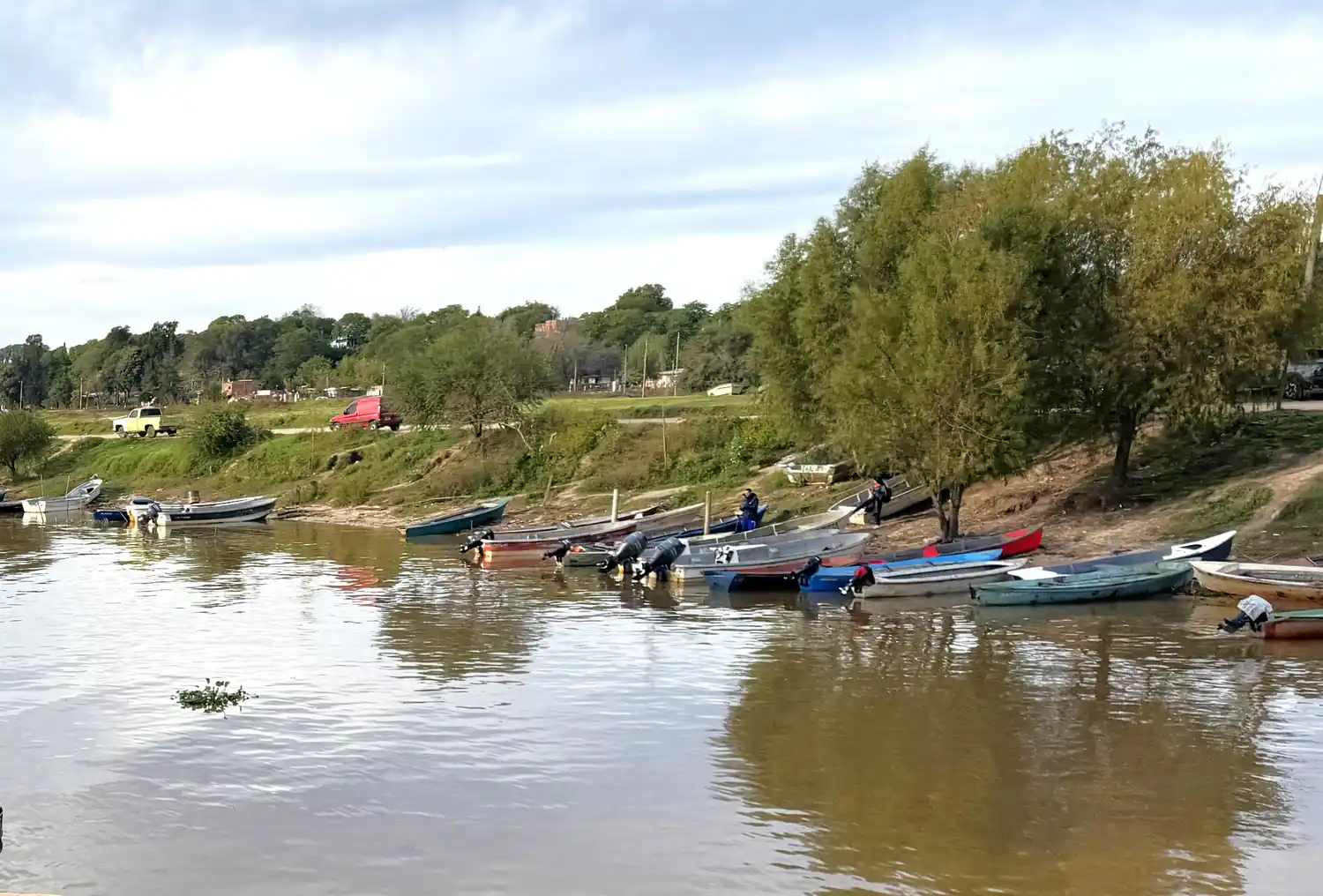 La actividad de los pescadores artesanales es característica de la zona portuaria local.
