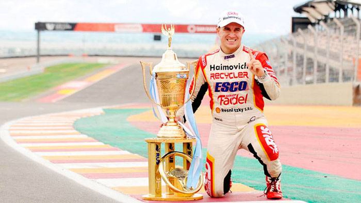 Mariano Werner trabaja con su equipo para presentar el nuevo Ford en Concordia