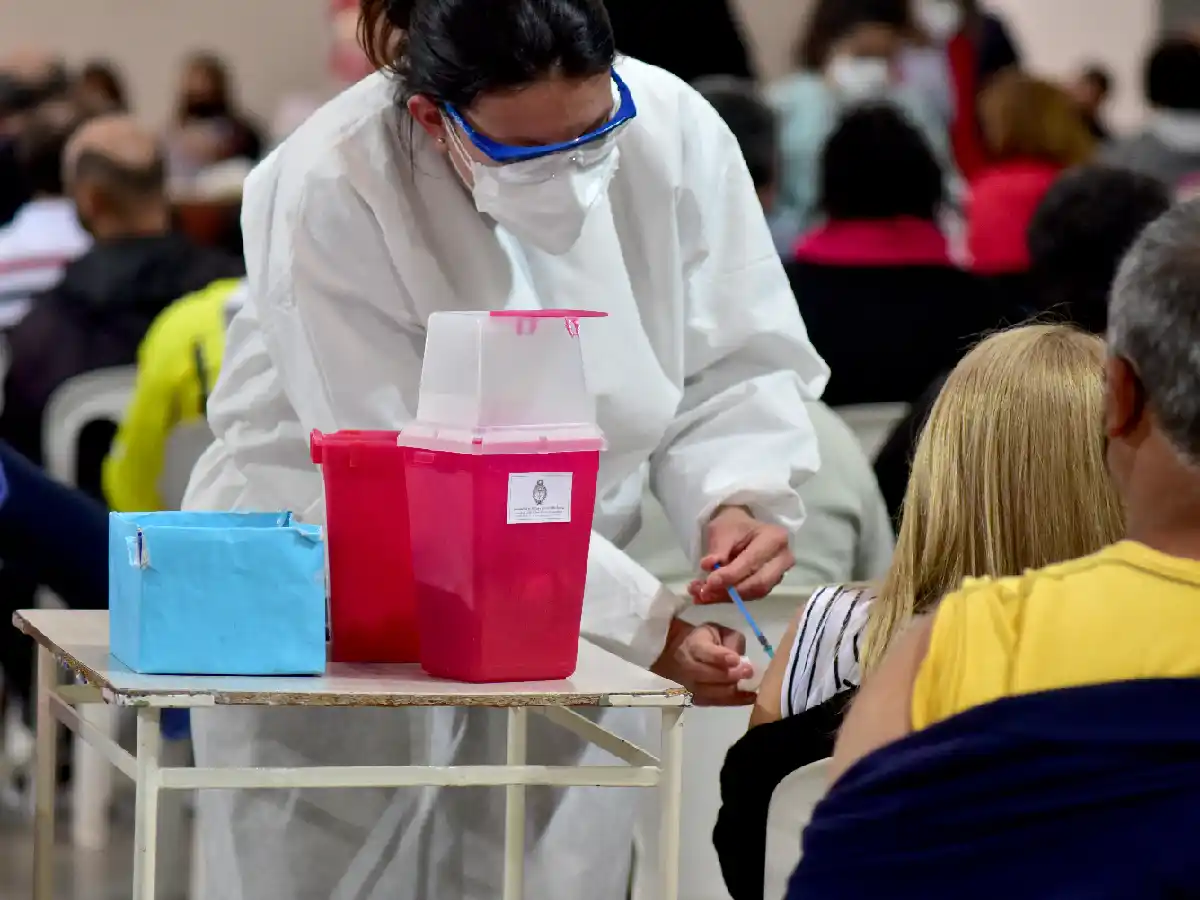 Córdoba comenzó con la aplicación de la segunda dosis combinada contra el coronavirus