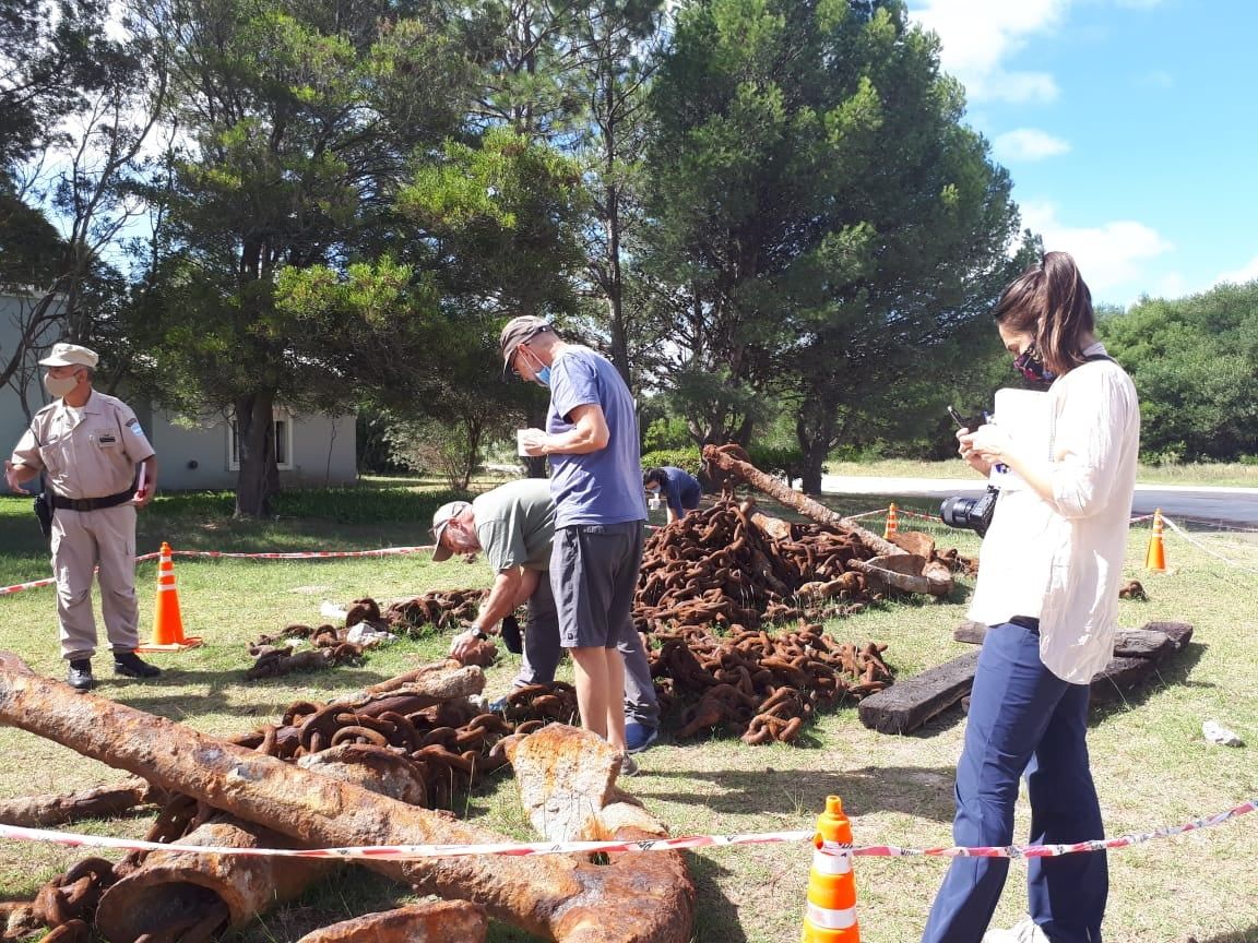 Se investiga el origen de las anclas halladas en el balneario