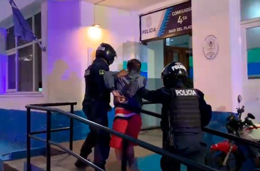 Amenazan a una mujer con un cuchillo para robarle