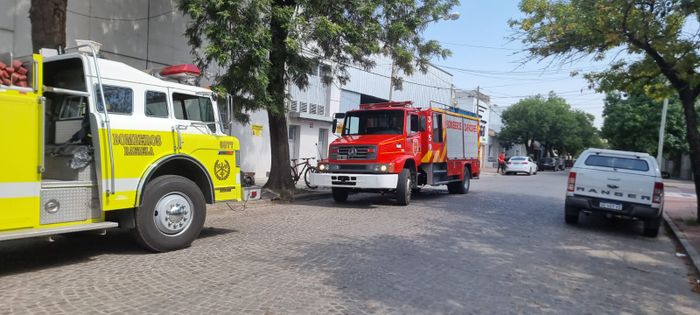 Controlaron un principio de incendio en las instalaciones del supermercado Pingüino - 2
