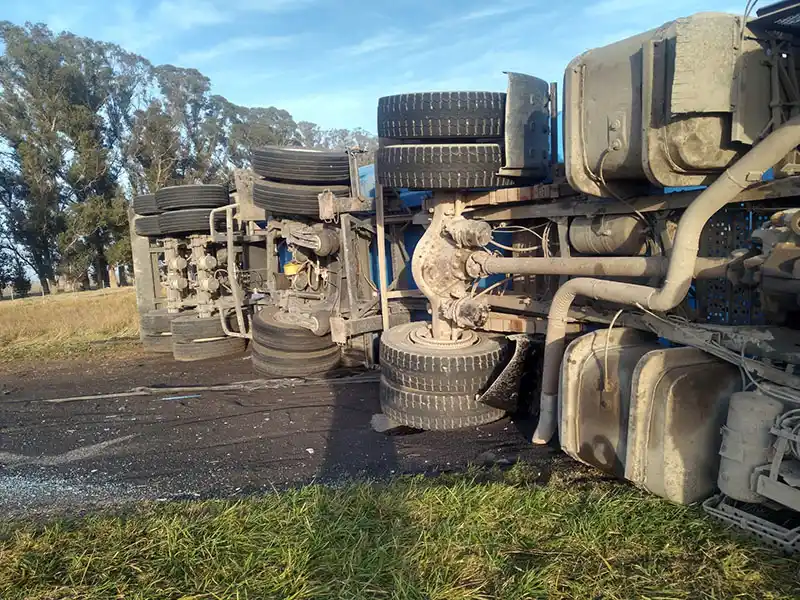 Ruta 86: transportista salió ileso en un vuelco
