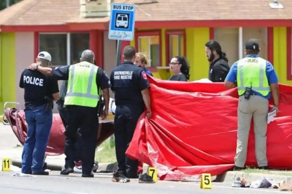 Brutal embestida en Texas: mató a 7 personas que esperaban el colectivo