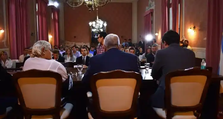 Sin ayuda externa, pagaron aguinaldos con aumento  para intendente y concejales