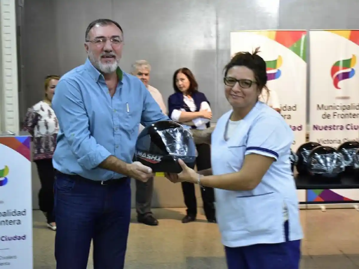 Frontera entregó cascos a empleados municipales
