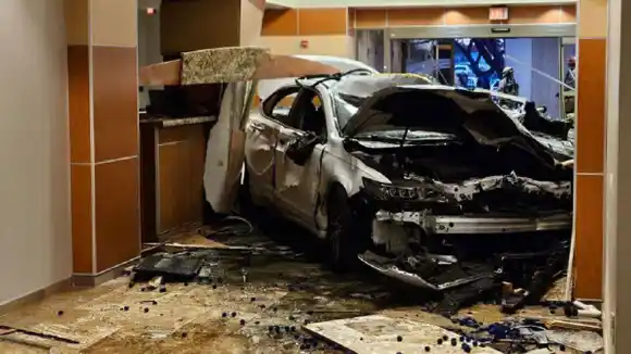 EL ESPANTOSO CHOQUE de un carro contra la sala de emergencias de un hospital en Texas (+Video)