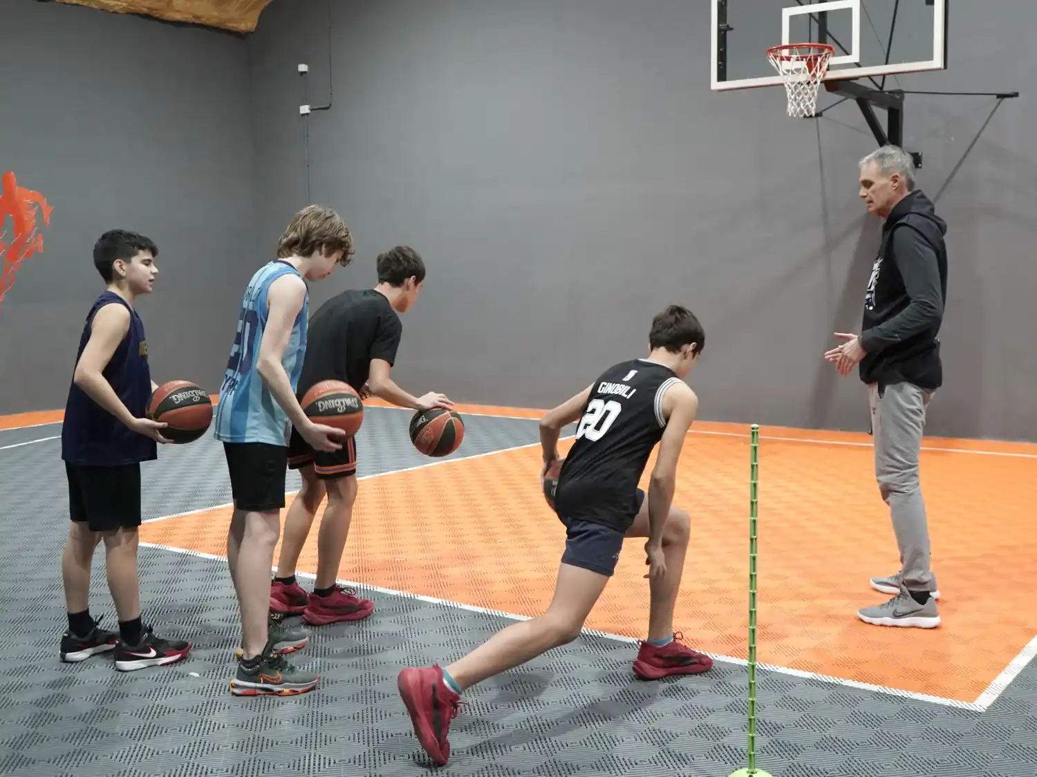 Santiago Cuñado, al frente de uno de los grupos en su academia