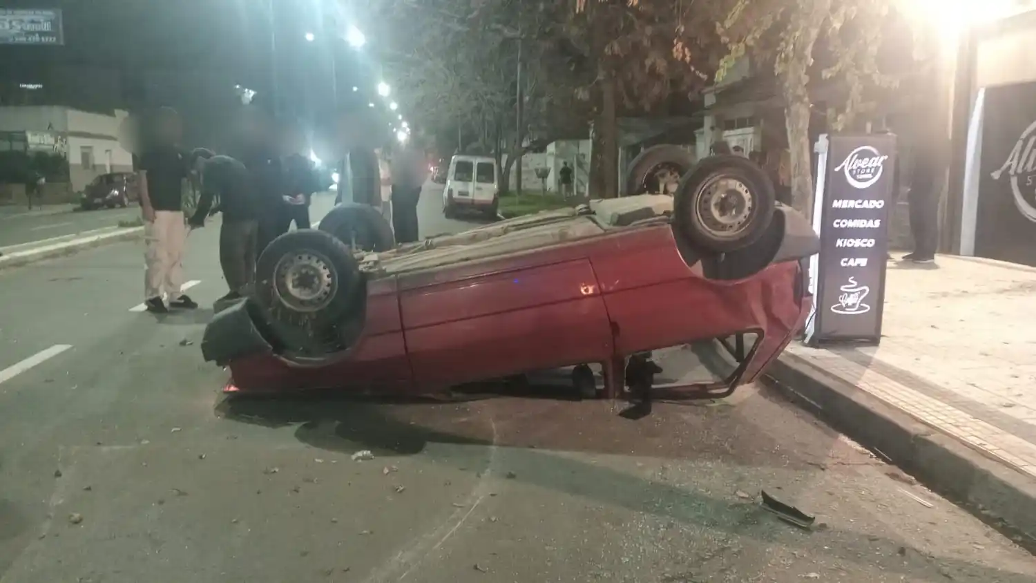 Un vuelco en Alvear al 200 terminó con dos jóvenes hospitalizados