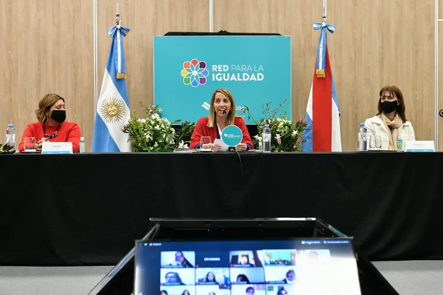 Stratta presentó una Red multipartidaria de legisladoras para la igualdad con más de 200 participantes