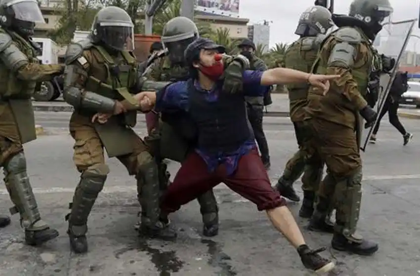 Tensión en Chile: carabinero asesinó a un malabarista y se desataron violentas protestas