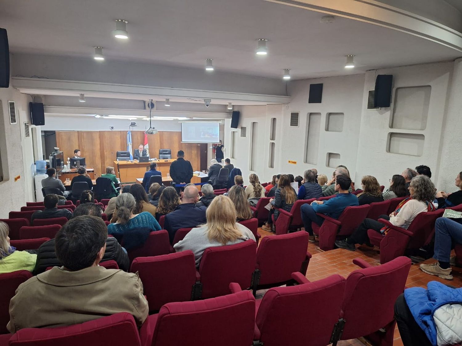 La sala estuvo prácticamente colmada de familiares y allegados a las partes.