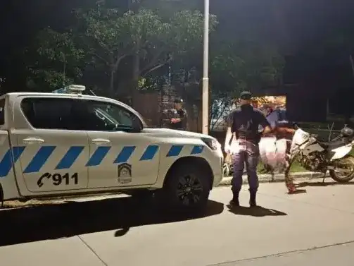 Efectivos de la Policía de Formosa realizan un operativo de control en el barrio Centro de Clorinda tras la detención de un joven que circulaba en motocicleta con marihuana. La escena muestra el patrullero y a los agentes durante el procedimiento.