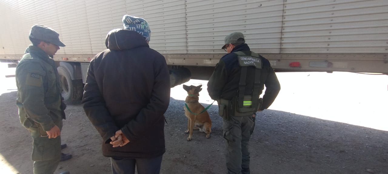 Esos tanques no son de agua… Gendarmería descubrió más de 40 kilos de pasta base ocultos bajo un camión