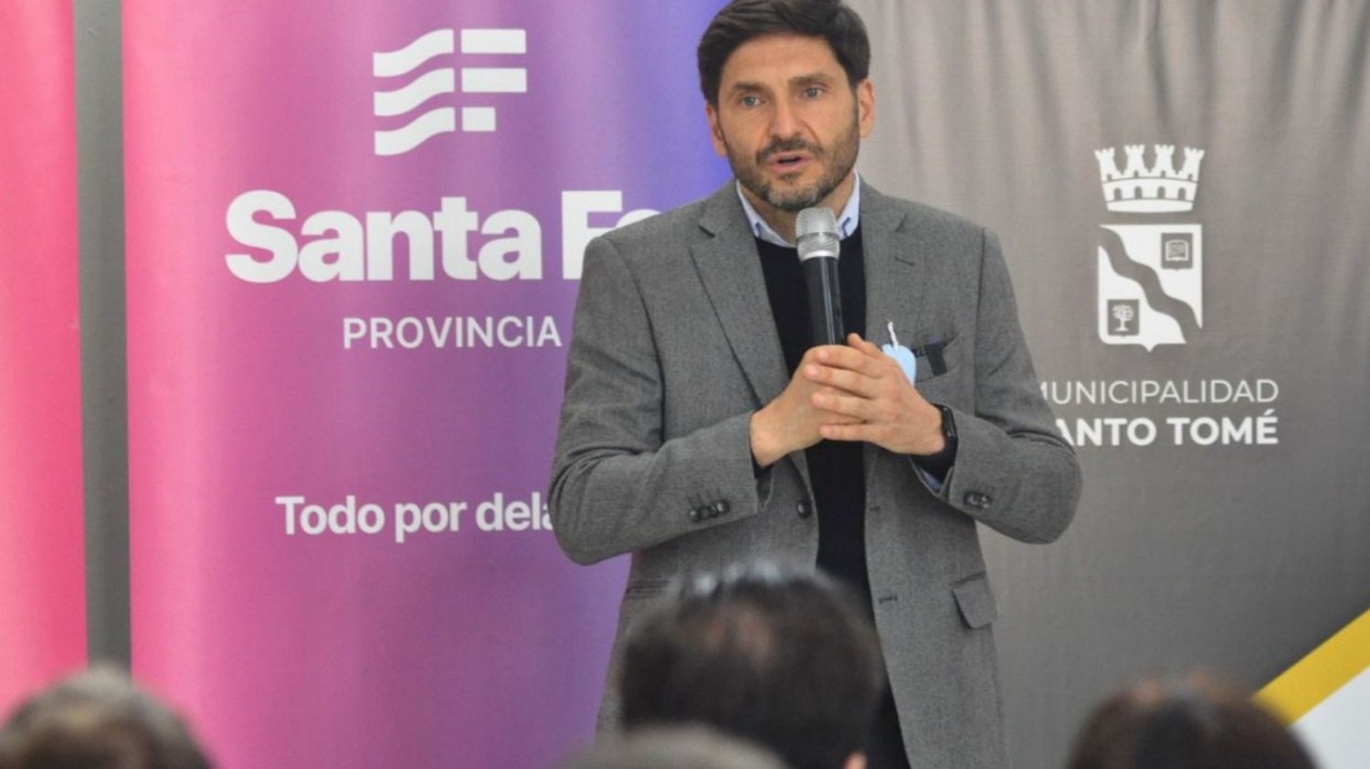 El gobernador, Maximiliano Pullaro, en el acto de entrega de 16 escrituras a familias de la ciudad de Santo Tomé.