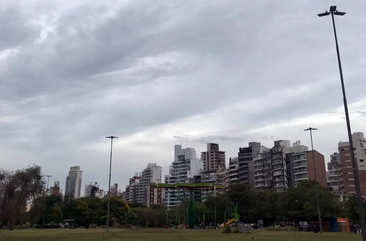 Tras las lluvias de la madrugada, llega un sábado gris con tormentas aisladas en Rosario