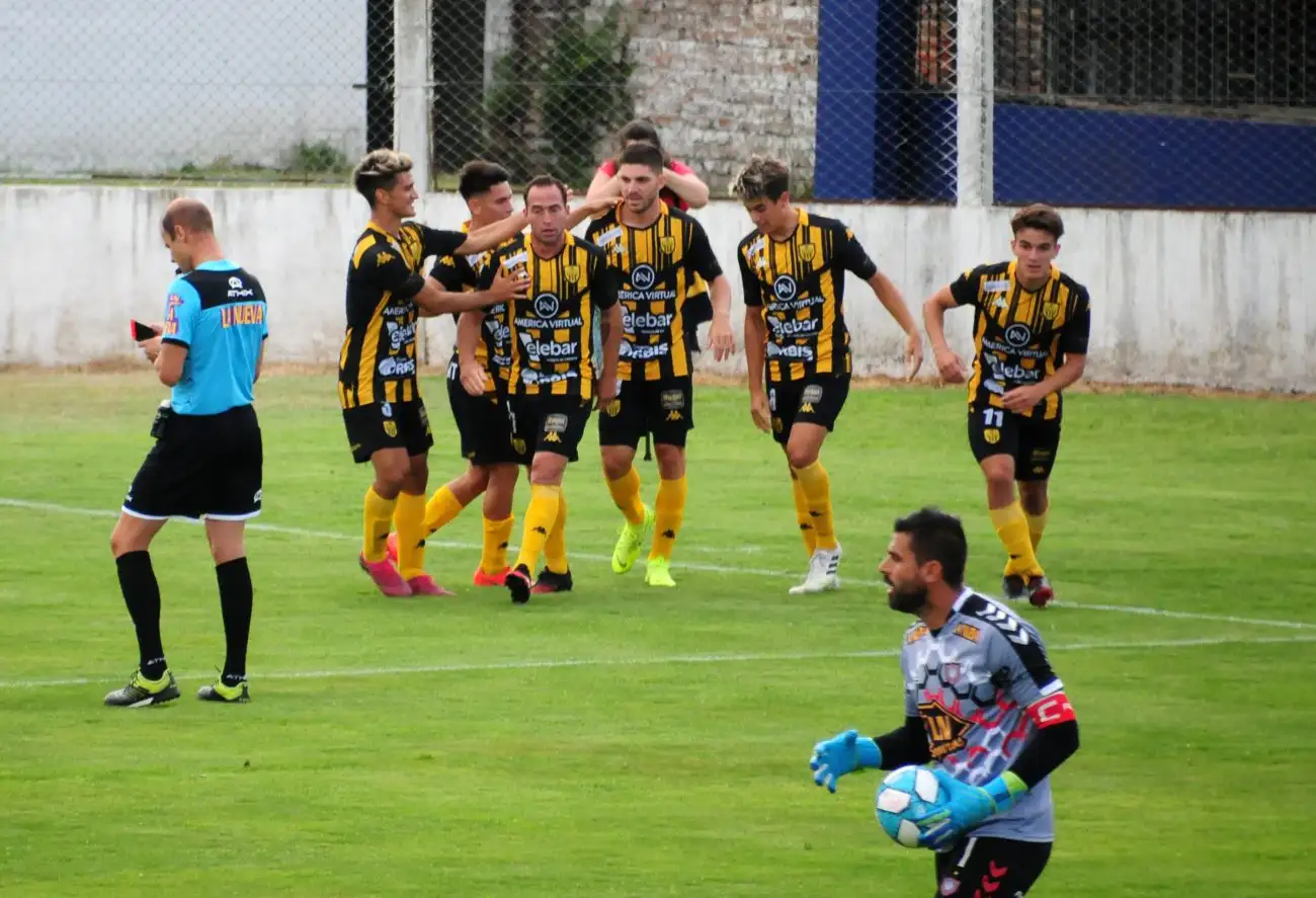 Santamarina venció a Chacarita y es uno de los punteros de su zona
