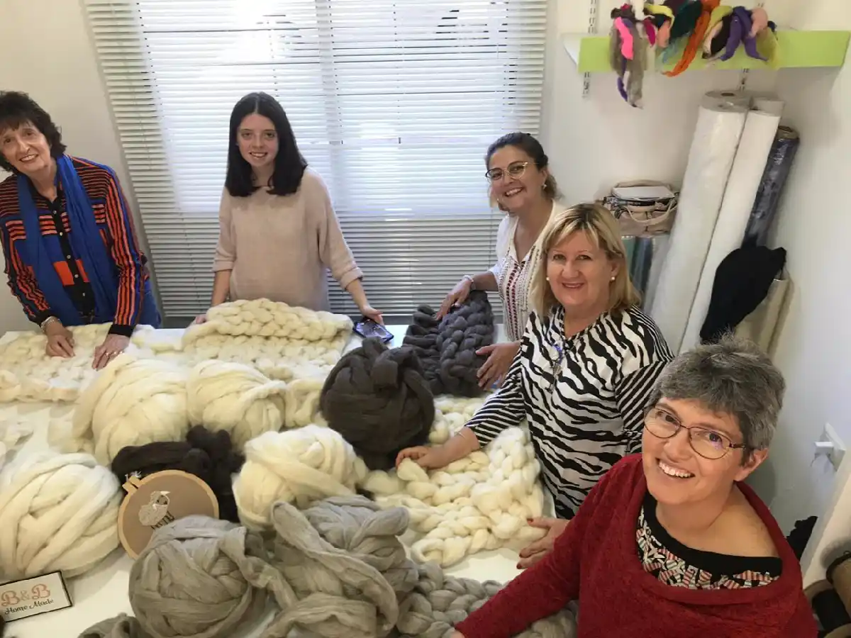 Tejer con las manos para aliviar enfermedades: realizarán taller en la ciudad 
