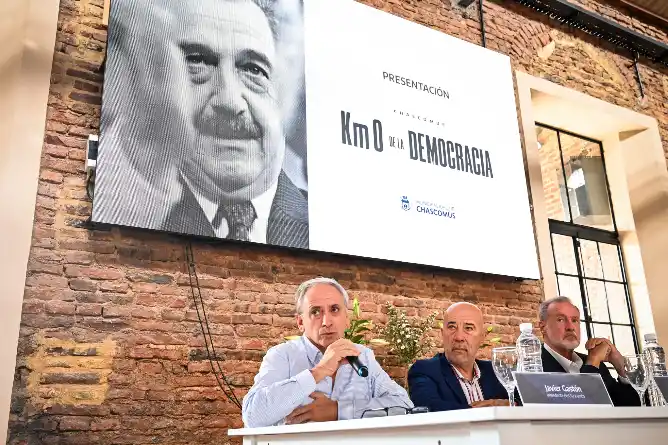 Se realizó el Foro por la Democracia en Chascomús con participación de vecinos, estudiantes y referentes institucionales