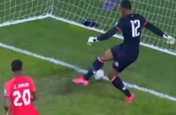 Va al arco porque lleva la pelota: el insólito doble blooper del arquero de Haití que se volvió viral