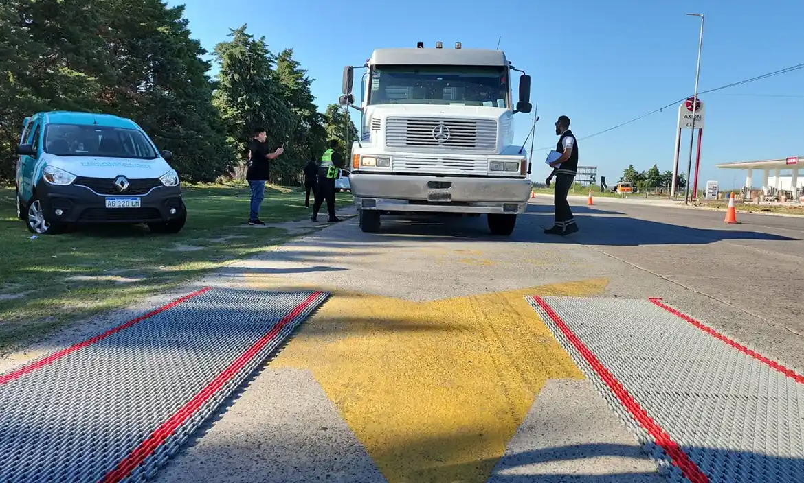 El Ministerio de Transporte detuvo un camión con un exceso récord de carga
