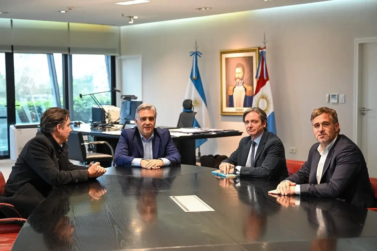 Llaryora y Achával compartieron debate sobre educación y desarrollo