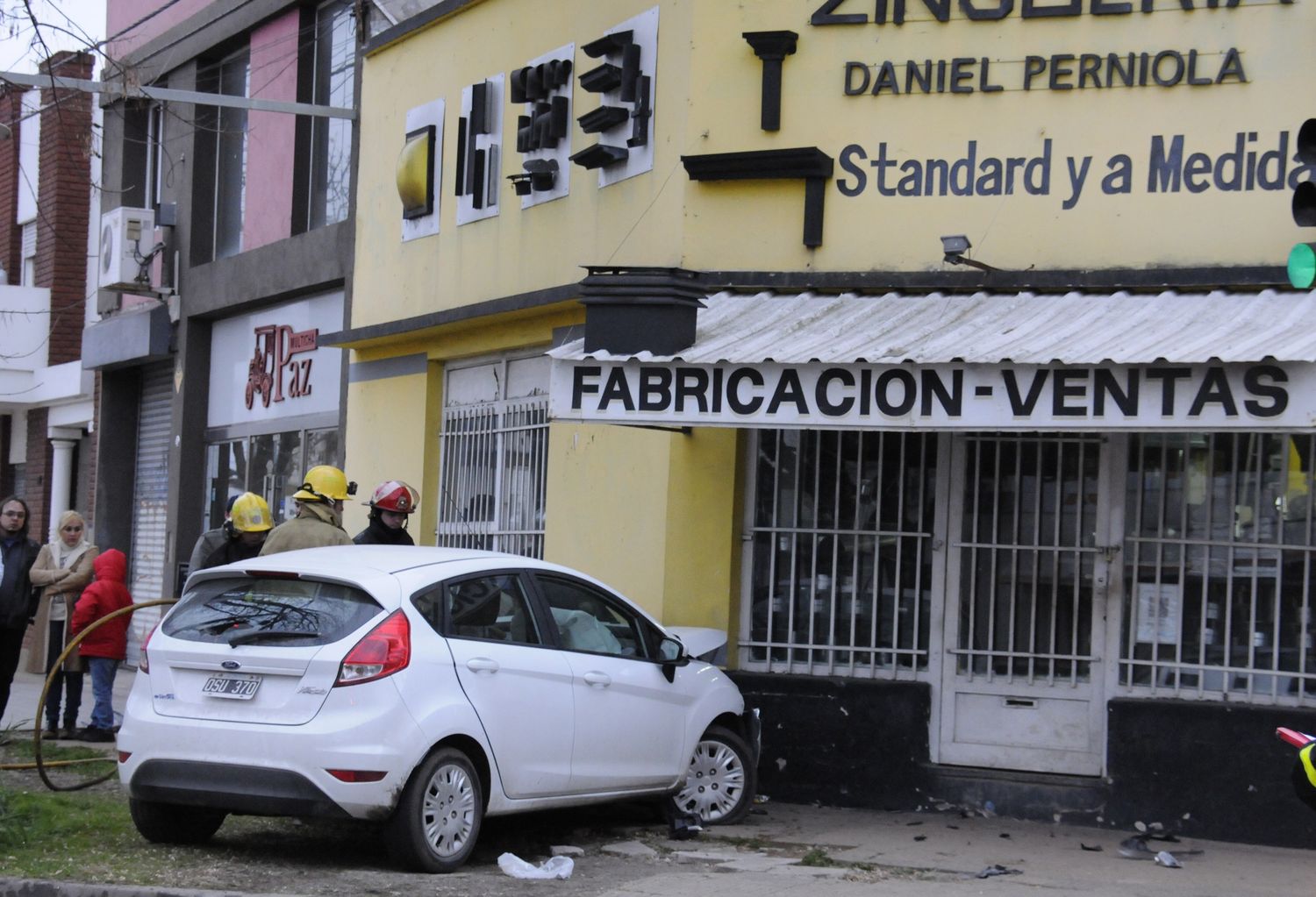 Tras una imprudente maniobra, un auto impactó contra la pared de un comercio