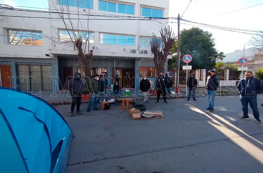 Choferes de Costa Azul y la 221 acampan frente a la UTA por sueldos adeudados